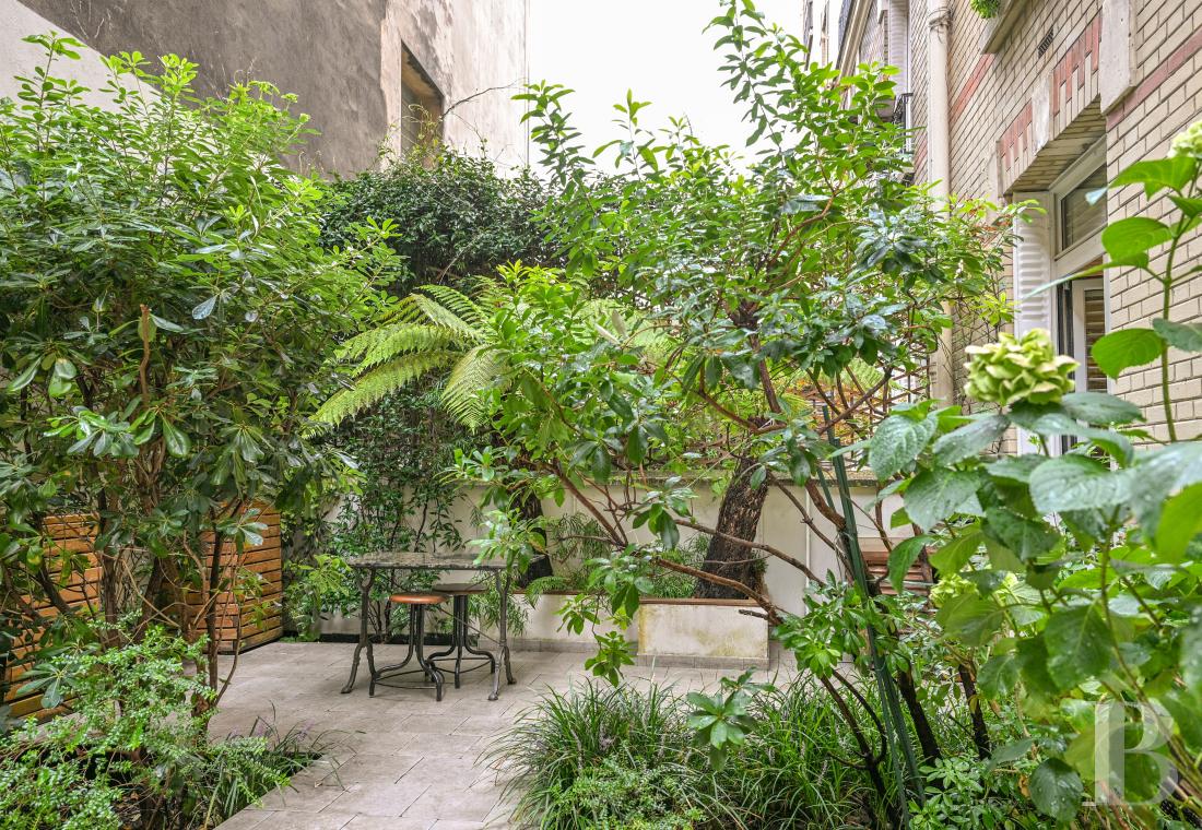 apartments for sale - paris - Dans une impasse discrète à proximité des Invalides et des commerces,  un appartement de 122 m² rénové et son jardin à l’abri des regards 