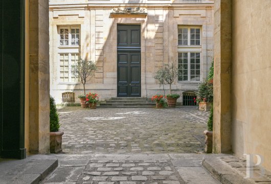 paris - Au cœur du Marais historique, à quelques mètres de la place des Vosges, un appartement dans l’hôtel particulier Mansart de Sagonne, classé MH