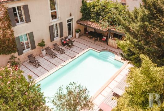 aquitaine - À 35 km de Bordeaux, dans le vignoble des Graves, une ancienne propriété viticole,  sa maison de maître du 19e s., son jardin clos et sa piscine
