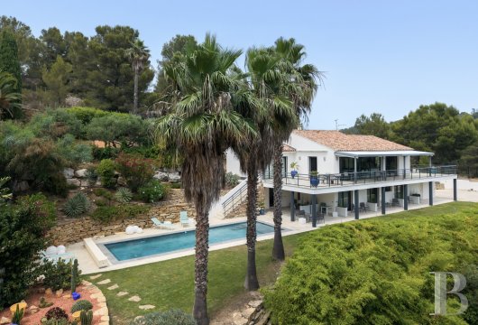 paca - Dans les hauteurs boisées de Bandol, sur un terrain de près de 3000 m²,  une villa contemporaine avec piscine et vue dégagée