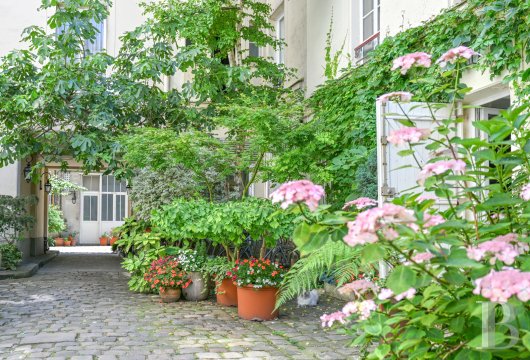 paris - A 42-m² furnished apartment on Rue de Sèvres in the 6th arrondissement that has been renovated in a modern style