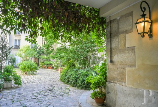 paris - Dans le 6e arrondissement, rue de Sèvres, un appartement de 42 m²  rénové dans un style contemporain et proposé avec son mobilier