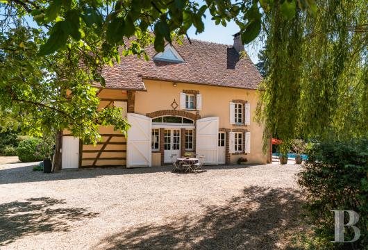 bourgogne - À 1 h 45 de Paris, dans le pays de Colette, un ancien corps de ferme rénové, son parc arboré, sa grande piscine et sa vue panoramique