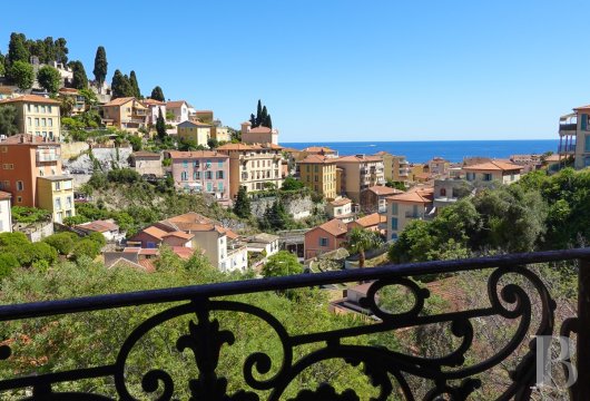 provence-cote-dazur - Tout près du centre de Menton, à quelques minutes du bord de mer,  une villa des années 1920 avec vue mer 