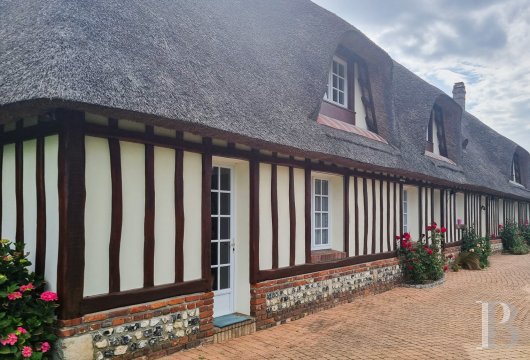 upper-normandy - 25 minutes from Dieppe, in a village in the pays de Bray, a 250 m² thatched house with a 3,300 m² garden