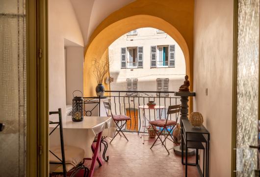 corse - À Bastia, à quelques pas du Vieux-Port,  un appartement voûté dans une ancienne tour de défense du 17e s.