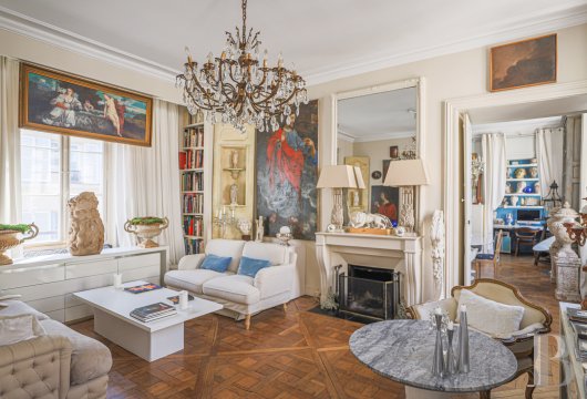 paris - Entre la place Vendôme et le marché Saint-Honoré, un appartement au 4e étage d'un immeuble du 18e s. inscrit MH