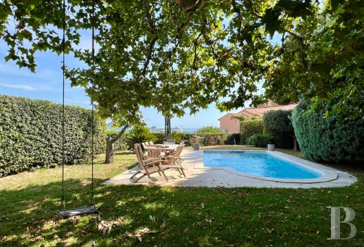 paca - À Marseille, devant la rade de l'Estaque, une maison de 1900 rénovée, avec jardin, piscine et vue mer
