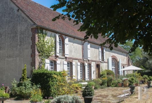 bourgogne - À 1 h 40 de Paris, dans l'Yonne, un ancien corps de ferme avec piscine, maison d'amis, et son parc de 2,4 ha