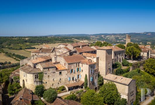 midi-pyrenees - À 20 min d'Albi, dans un village médiéval du Tarn, une demeure du 13e s. avec cour, jardin et vue sur la vallée du Cérou