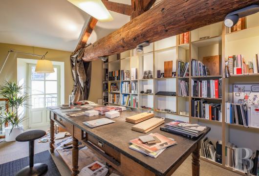 languedoc-roussillon - A small historical building, tastefully renovated, with two floors  & an interior courtyard, 5 min from Avignon, on the other side of the Rhone River