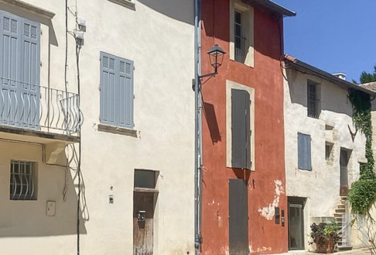 languedoc-roussillon - À 5 min d'Avignon, de l'autre côté du Rhône,  un petit immeuble historique rénové avec goût, ses deux étages et sa cour intérieure