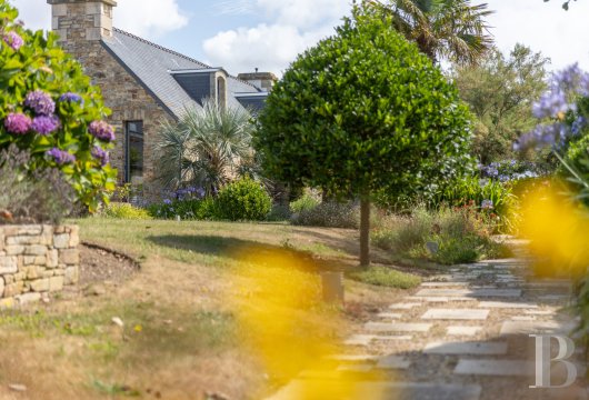 brittany - En pays Bigouden, à 1 km des plages,  un ensemble de bâtiments comme un hameau, avec ses jardins de près 5000 m²