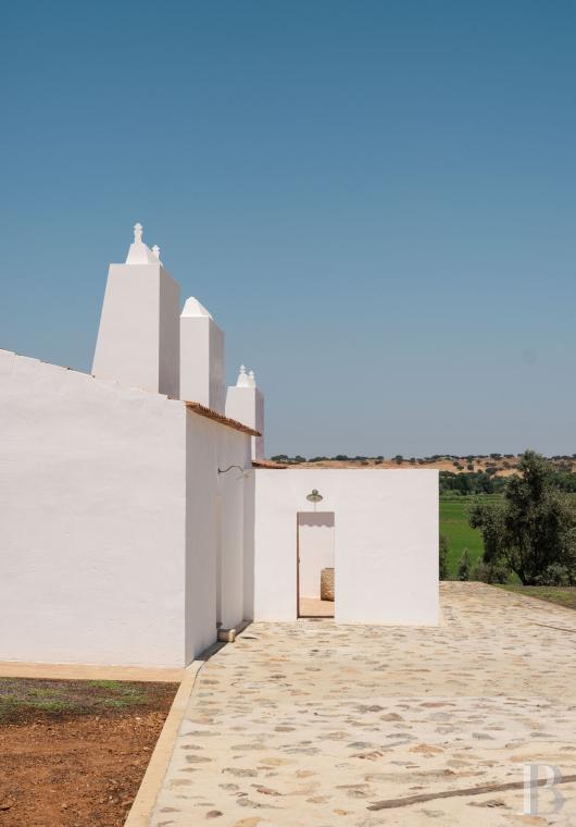 Dans l’Alentejo, deux maisons de famille au bord d’une rizière réhabilitées par un architecte  - photo  n°5