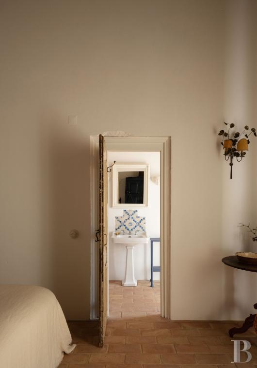 Dans l’Alentejo, deux maisons de famille au bord d’une rizière réhabilitées par un architecte  - photo  n°16