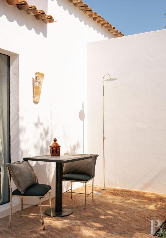 Dans l’Alentejo, deux maisons de famille au bord d’une rizière réhabilitées par un architecte  - photo  n°21