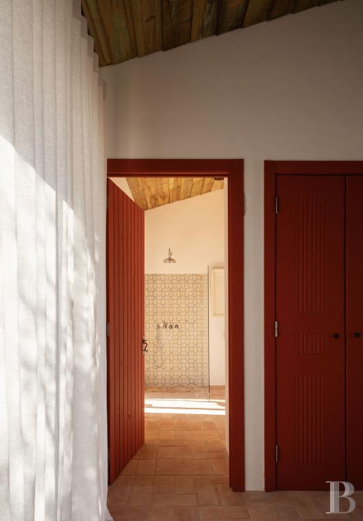 Dans l’Alentejo, deux maisons de famille au bord d’une rizière réhabilitées par un architecte  - photo  n°25