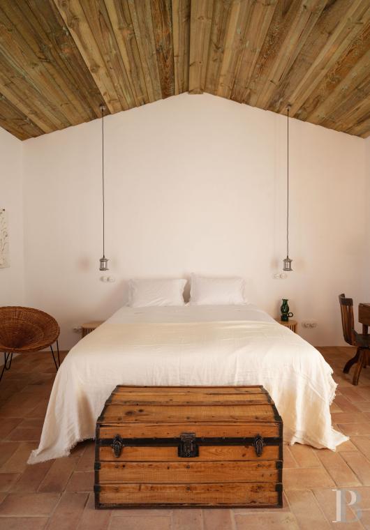 Dans l’Alentejo, deux maisons de famille au bord d’une rizière réhabilitées par un architecte  - photo  n°31