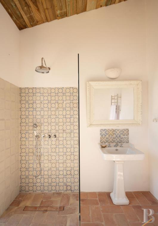 Dans l’Alentejo, deux maisons de famille au bord d’une rizière réhabilitées par un architecte  - photo  n°17