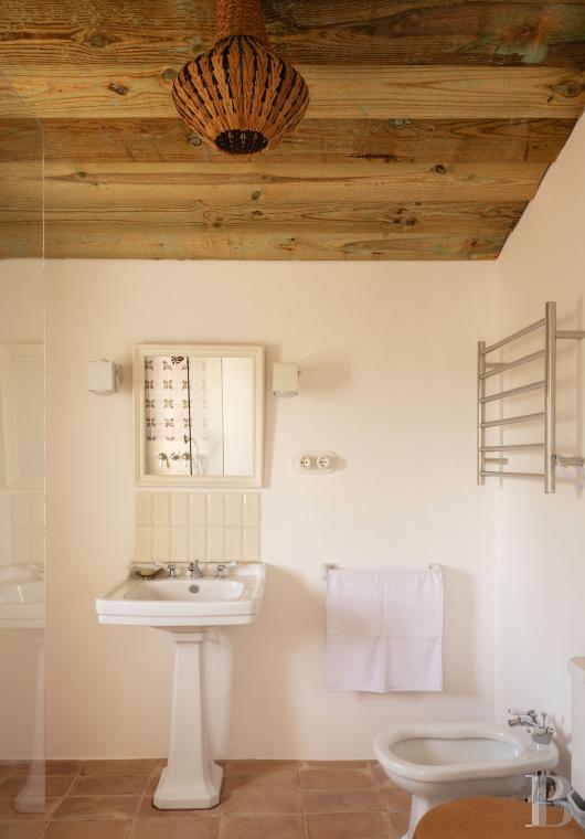 Dans l’Alentejo, deux maisons de famille au bord d’une rizière réhabilitées par un architecte  - photo  n°29