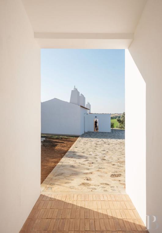 Dans l’Alentejo, deux maisons de famille au bord d’une rizière réhabilitées par un architecte  - photo  n°20