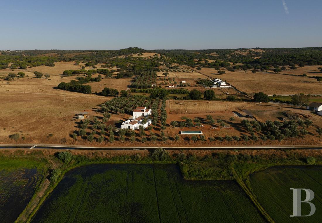 Dans l’Alentejo, deux maisons de famille au bord d’une rizière réhabilitées par un architecte  - photo  n°38