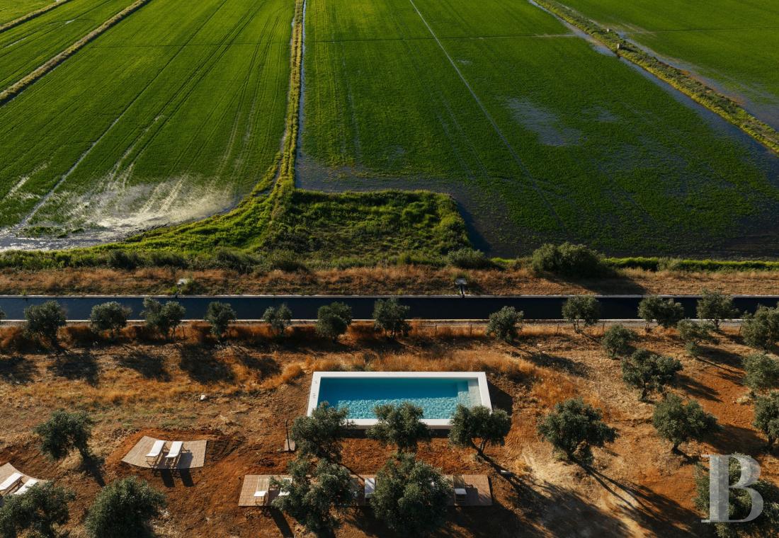 Dans l’Alentejo, deux maisons de famille au bord d’une rizière réhabilitées par un architecte  - photo  n°2