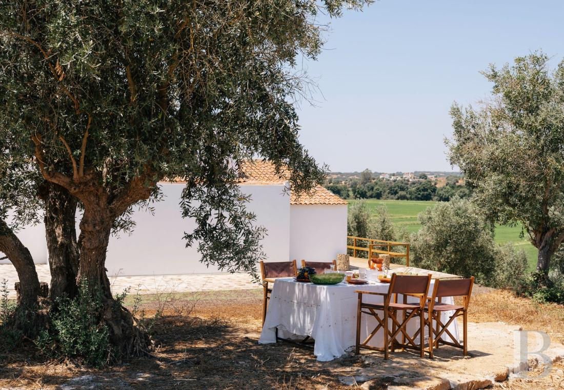 Dans l’Alentejo, deux maisons de famille au bord d’une rizière réhabilitées par un architecte  - photo  n°33