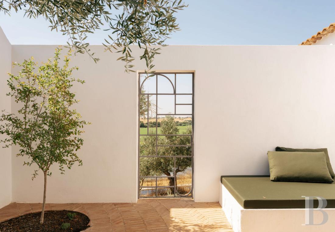 Dans l’Alentejo, deux maisons de famille au bord d’une rizière réhabilitées par un architecte  - photo  n°34