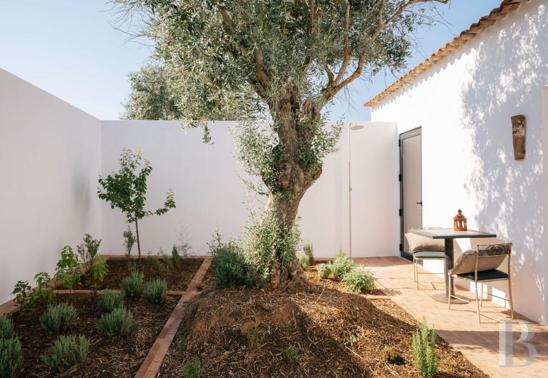 Dans l’Alentejo, deux maisons de famille au bord d’une rizière réhabilitées par un architecte  - photo  n°18