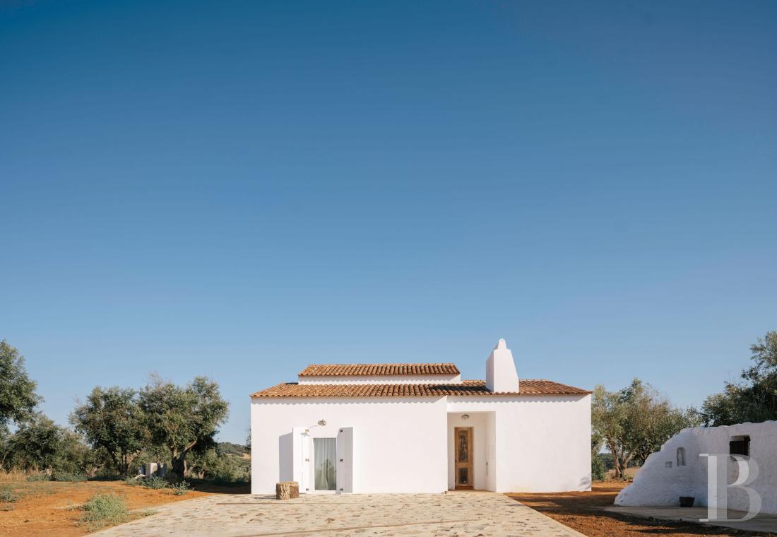 Dans l’Alentejo, deux maisons de famille au bord d’une rizière réhabilitées par un architecte  - photo  n°4