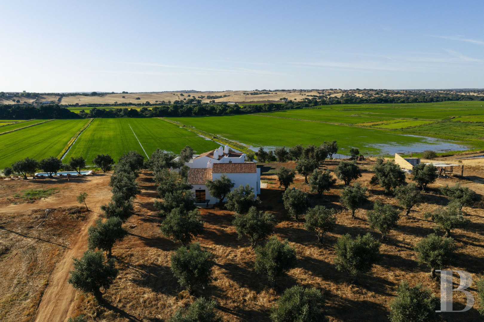 Dans l’Alentejo, deux maisons de famille au bord d’une rizière réhabilitées par un architecte  - photo  n°3