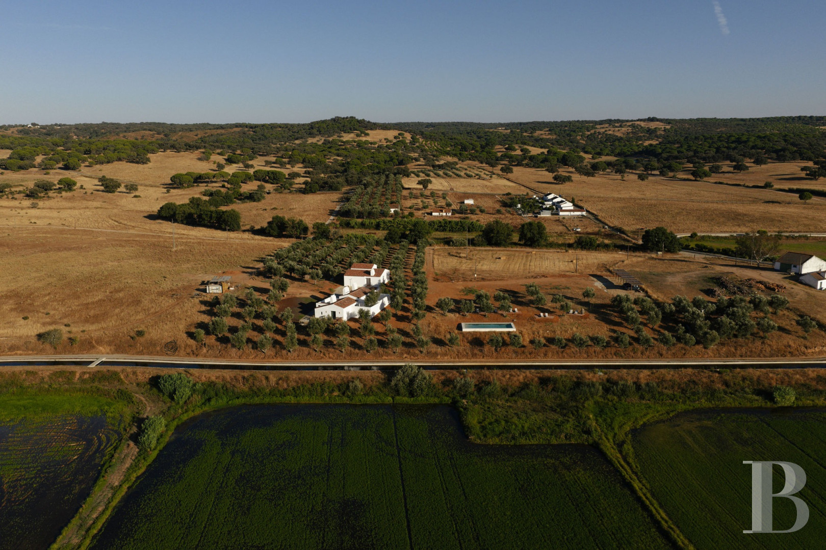 Dans l’Alentejo, deux maisons de famille au bord d’une rizière réhabilitées par un architecte  - photo  n°38