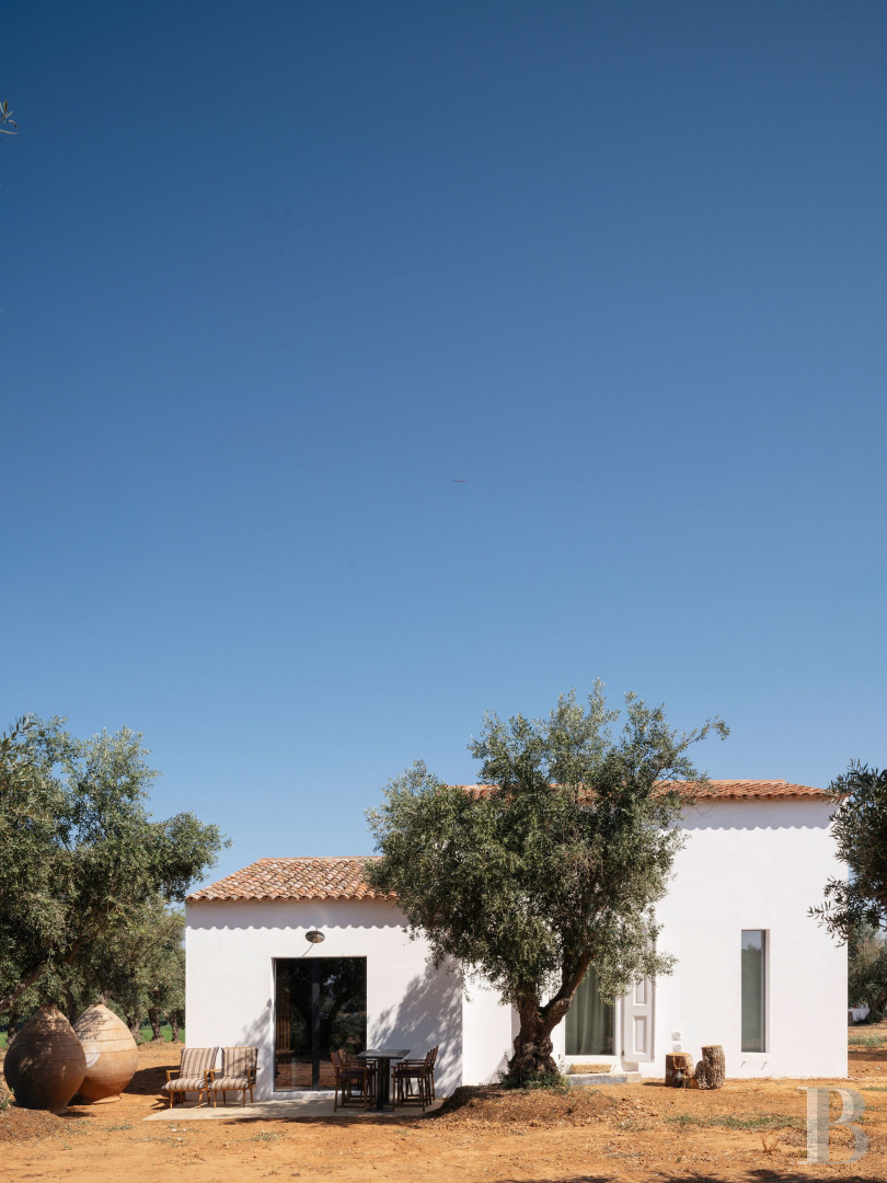Dans l’Alentejo, deux maisons de famille au bord d’une rizière réhabilitées par un architecte  - photo  n°19