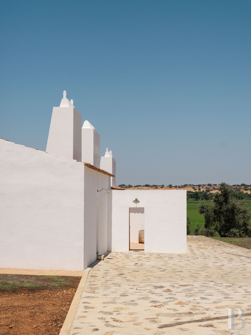 Dans l’Alentejo, deux maisons de famille au bord d’une rizière réhabilitées par un architecte  - photo  n°5