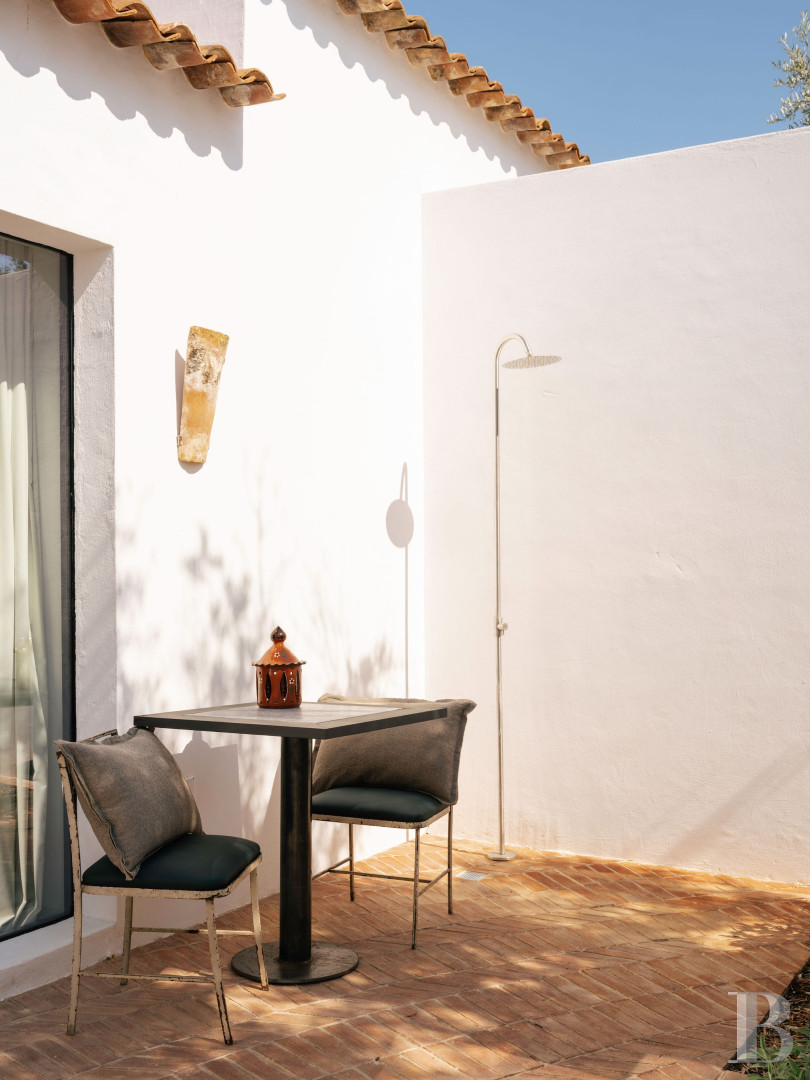 Dans l’Alentejo, deux maisons de famille au bord d’une rizière réhabilitées par un architecte  - photo  n°21
