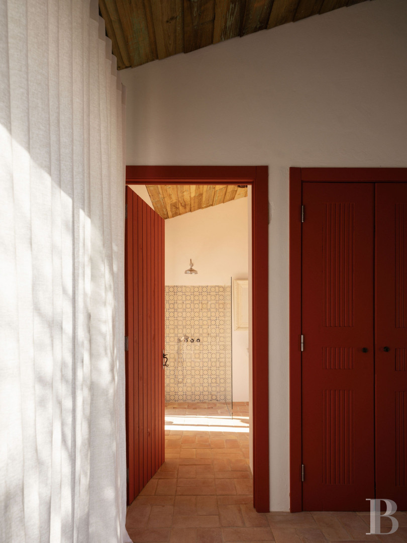 Dans l’Alentejo, deux maisons de famille au bord d’une rizière réhabilitées par un architecte  - photo  n°25