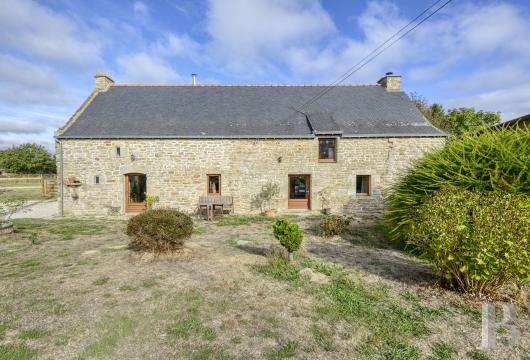 brittany - À 40 min au nord-est de Vannes, au calme d'un hameau,  une longère en granite du 19e s. rénovée et son terrain d'1 ha