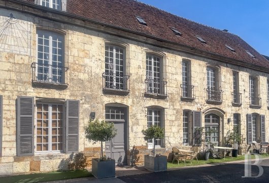 lower-normandy - Dans le centre historique de Mortagne-au-Perche, à moins de 2 h de Paris, un hôtel particulier du 18e s. et sa cour intérieure