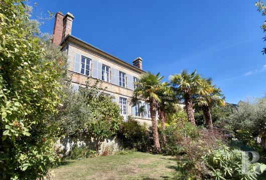 lower-normandy - Dans l’Orne, face à la forteresse médiévale de Domfront, un hôtel particulier d’époque Restauration, avec cour et jardin