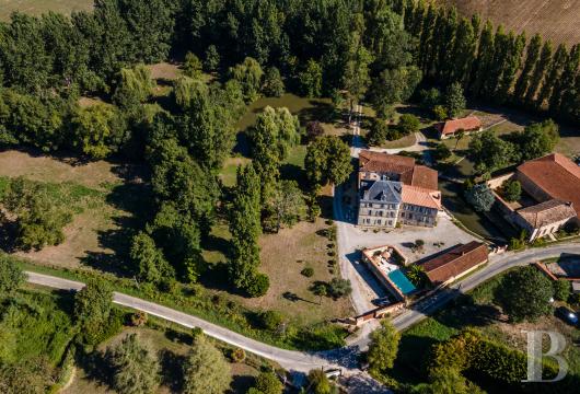 poitou-charentes - Proche du site thermale de Jonzac, une maison de maître,  son moulin et ses dépendances dans un parc de 3 ha jalonné d’arbres centenaires