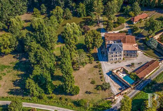 poitou-charentes - Proche du site thermale de Jonzac, une maison de maître,  son moulin et ses dépendances dans un parc de 3 ha jalonné d’arbres centenaires