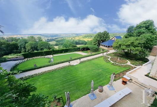 A Burgundian chateau overlooking the Vézelay valley in the heart of the village of Tharoiseau, in Yonne  - photo  n°3