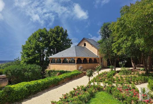 A Burgundian chateau overlooking the Vézelay valley in the heart of the village of Tharoiseau, in Yonne  - photo  n°4