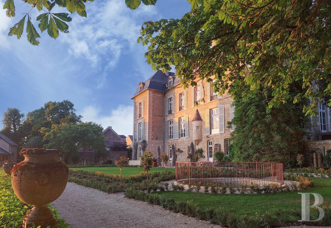 A Burgundian chateau overlooking the Vézelay valley in the heart of the village of Tharoiseau, in Yonne  - photo  n°32
