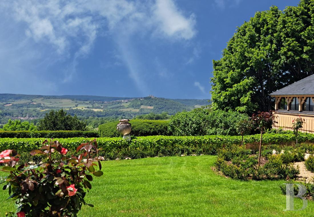 A Burgundian chateau overlooking the Vézelay valley in the heart of the village of Tharoiseau, in Yonne  - photo  n°5