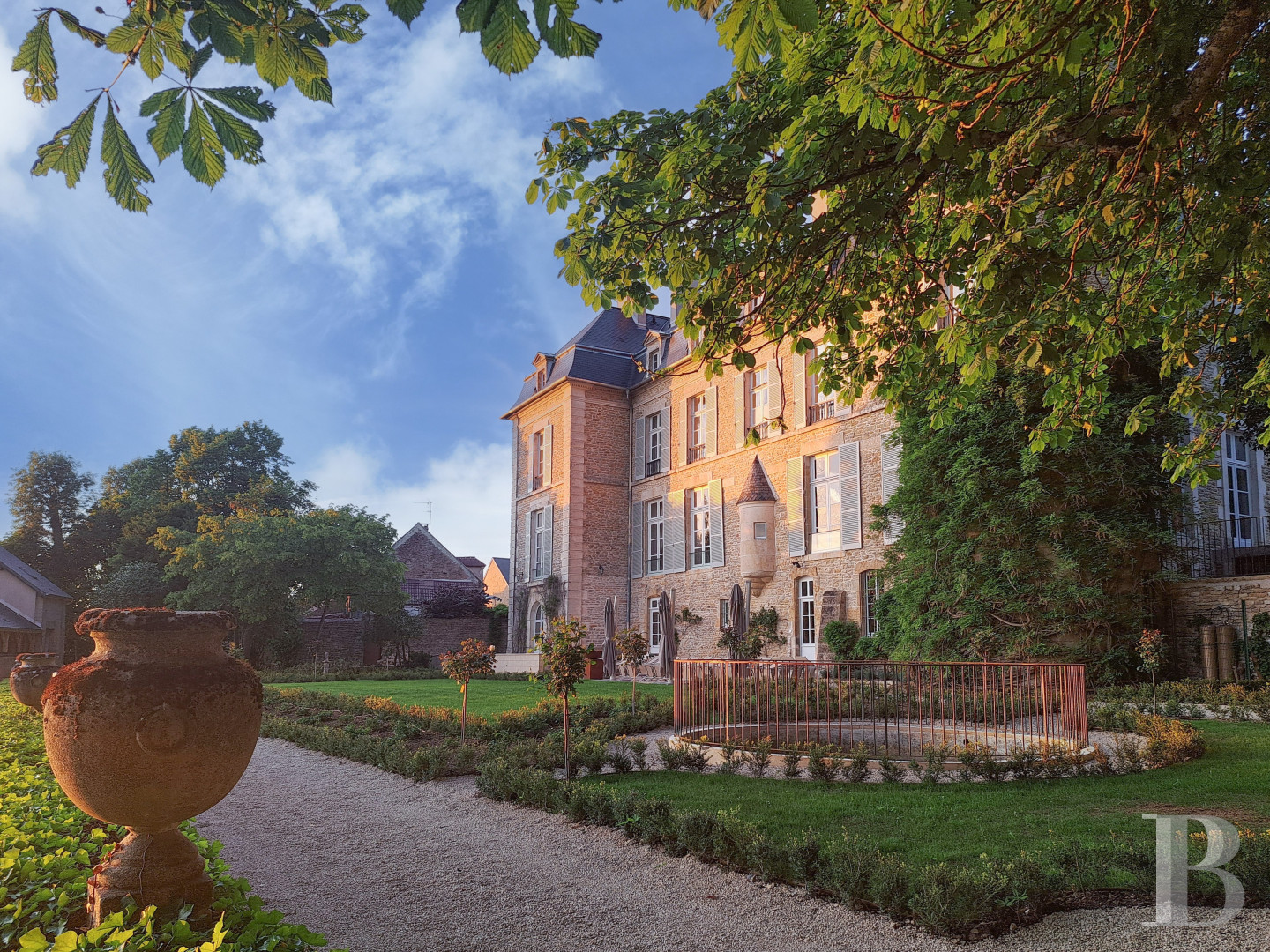 A Burgundian chateau overlooking the Vézelay valley in the heart of the village of Tharoiseau, in Yonne  - photo  n°32