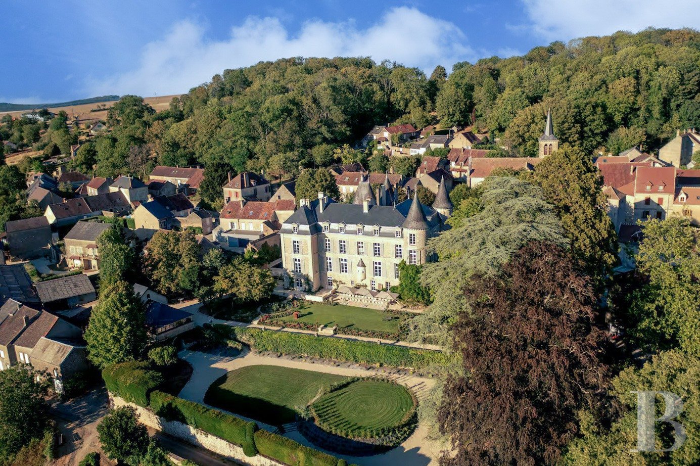 A Burgundian chateau overlooking the Vézelay valley in the heart of the village of Tharoiseau, in Yonne  - photo  n°1