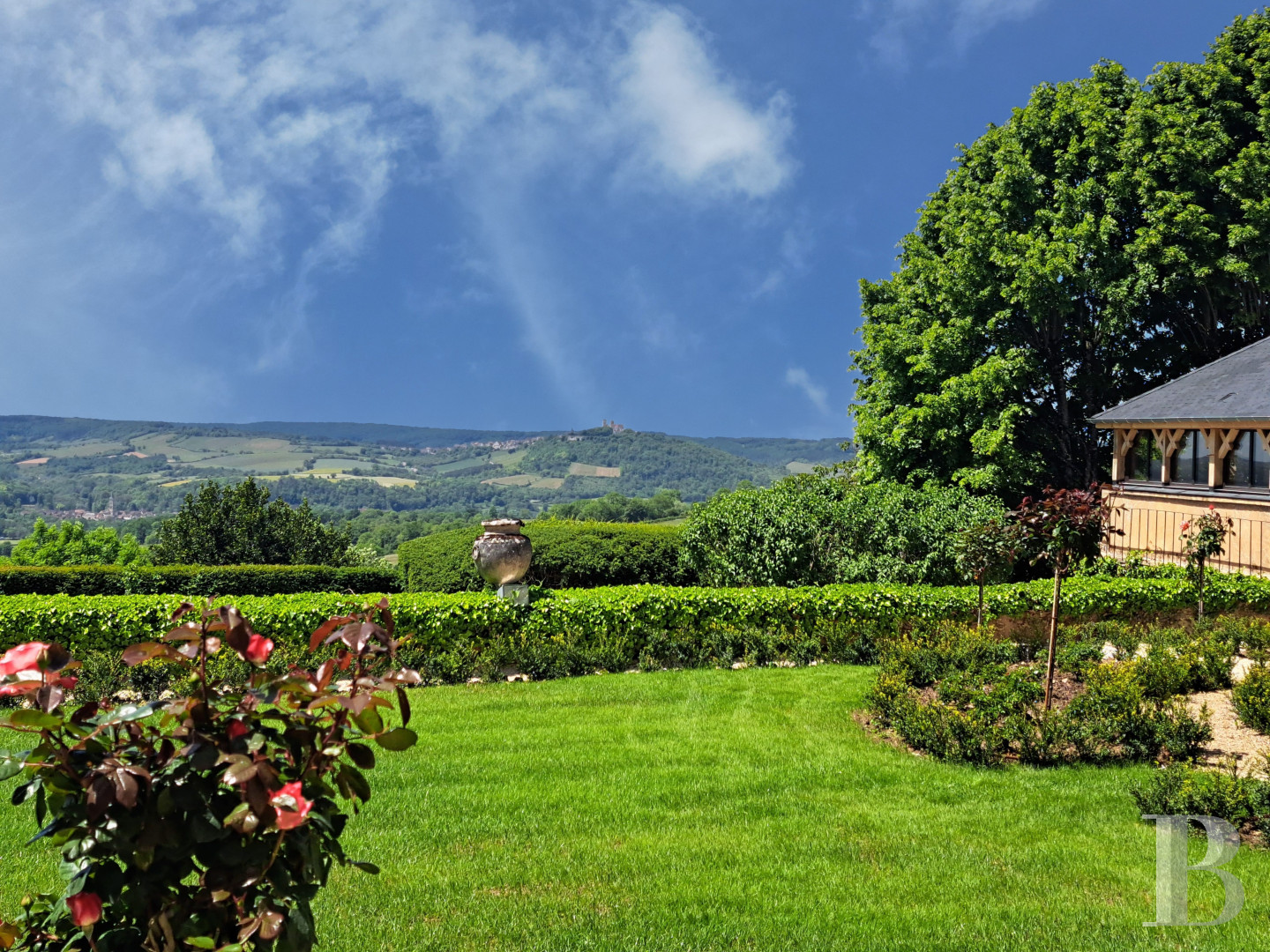 A Burgundian chateau overlooking the Vézelay valley in the heart of the village of Tharoiseau, in Yonne  - photo  n°5