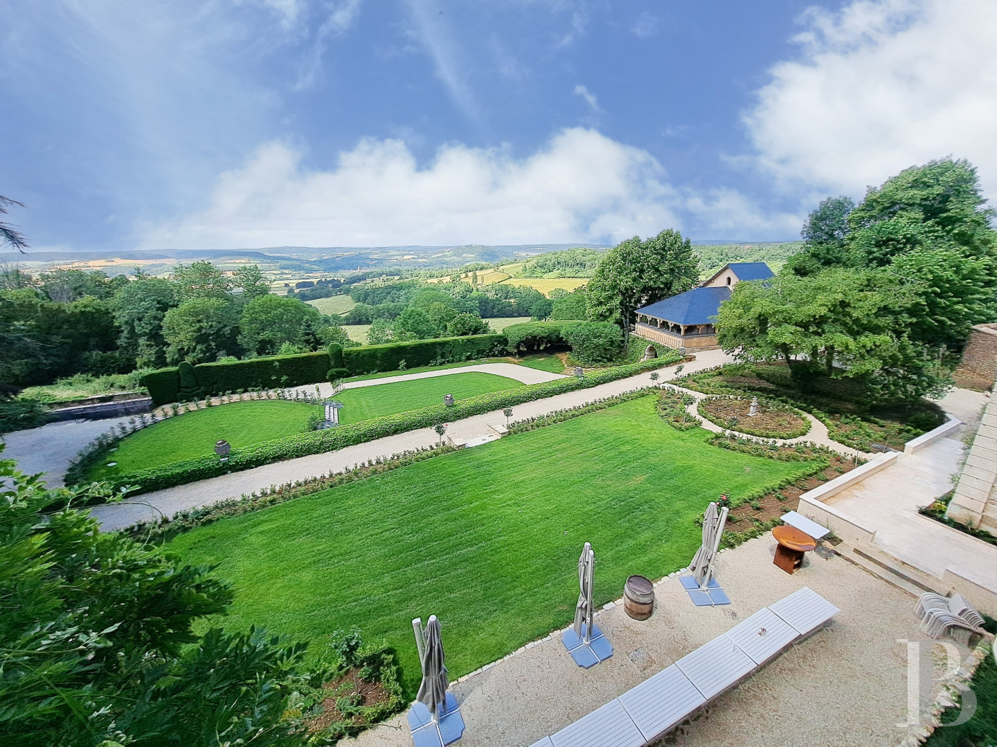 A Burgundian chateau overlooking the Vézelay valley in the heart of the village of Tharoiseau, in Yonne  - photo  n°3